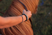 Anello da collo tenuto in mano, primo piano